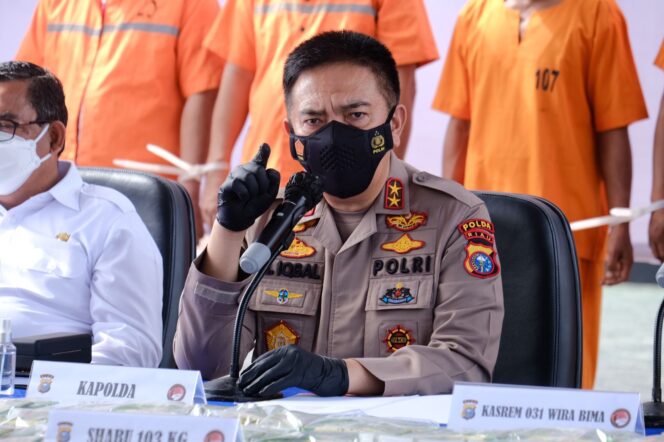 
					Foto Kapolda Riau Irjen Mohammad Iqbal saat konferensi pers.
