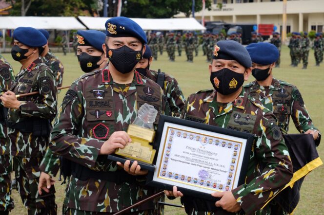 
					Foto Wakapolres Kabupaten Kepulauan Meranti, Kompol Robet Arizal SSos, (kanan) saat menerima penghargaan dari Kapolda Riau. 