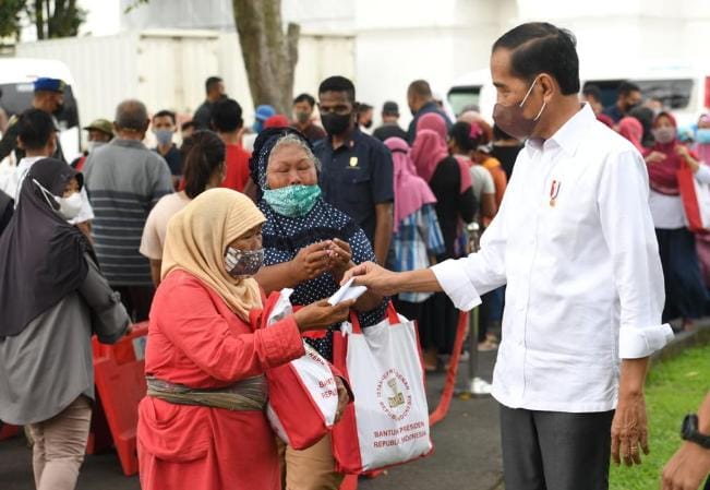 
					Presiden Jokowi Bagikan Sembako untuk Masyarakat di Yogyakarta.