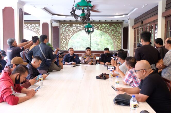 
					Komitmen Polda Riau Pada Kasus Illegal Minning. Tindak 32 Kasus Dalam Dua Tahun Terakhir.