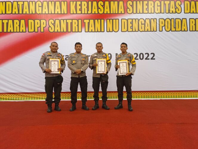 
					Tiga Bhabinkamtibmas Polres Meranti Libas Penghargaan Kapolda Riau.