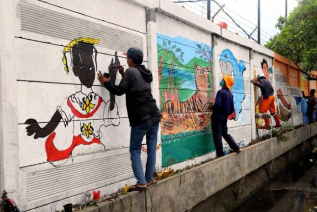 
					495 Gambar Mural Ikonik Jakarta Mulai Hiasi Tembok Pembatas Jalan RE Martadinata.