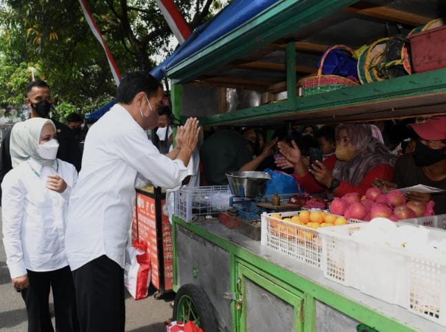 
					Salurkan Bansos di Surakarta, Presiden Harap Ekonomi Pulih Kembali.