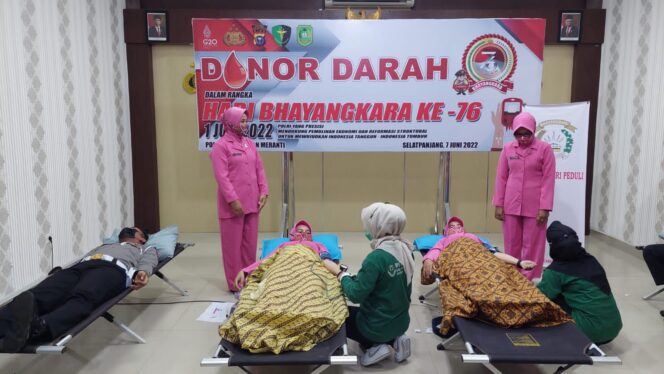 
					Ny Ipha Andi Yul Partisipasikan Bhayangkari Donor Darah Rangka HUT Bhayangkara Ke-76.