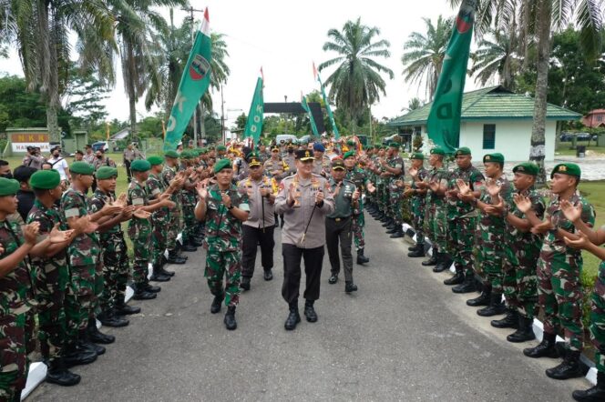 
					Kapolda Riau Datangi Dua Markas TNI Wilayah Kampar. Ada Apa?