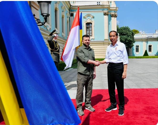 
					Presiden Jokowi Disambut Presiden Zelenskyy di Istana Maryinsky.