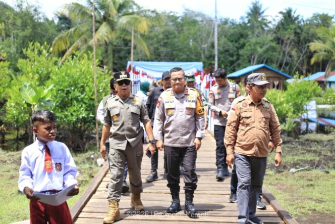 
 Ketua DPRD Meranti Tinjau Jembatan Merah Putih Presisi, Hadiri Peresmian Bersama Bupati dan Forkopimda