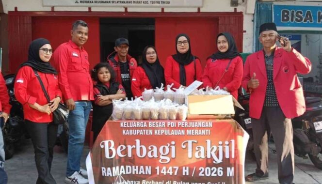 
 Jelang Buka Puasa, Anggota DPRD Meranti Tengku Mohd Nasir Turun Langsung Bagi Takjil