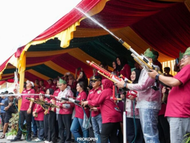 
 Ketua DPRD Meranti Meriahkan Festival Perang Air Imlek