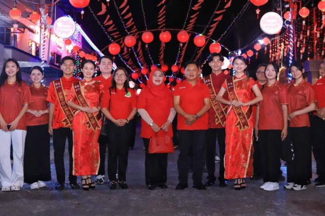 
 Cucun Hadiri Festival Perang Air, Tradisi Tahunan Meriahkan Imlek di Meranti