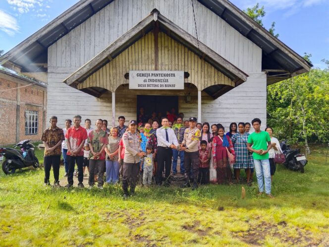 
 Polsek Rangsang Tanam Pohon Hias di Gereja GPdI, Dorong Kesadaran Peduli Lingkungan