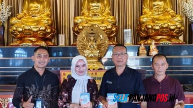 
 BRI BO Selatpanjang Serahkan QRIS untuk Vihara Budha Dharma, Permudah Donasi Digital