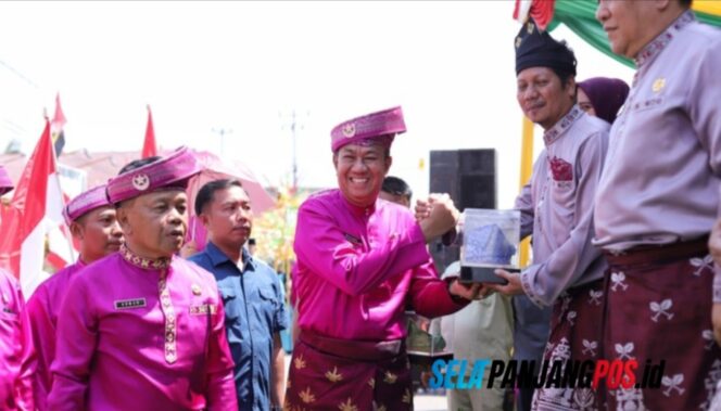
 Bupati Asmar dan Wabup Muzamil Hadiri Pawai Ta'aruf MTQ ke-44 Riau, Kafilah Meranti Tampil Kompak