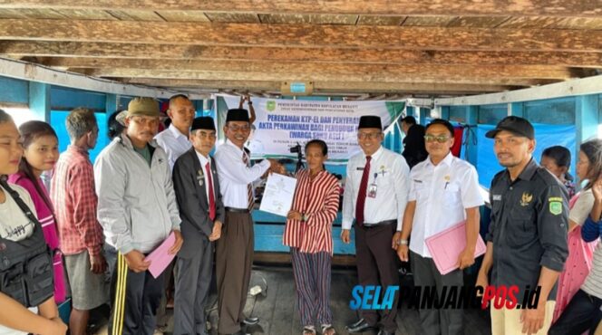 
 Disdukcapil Jemput Bola, Warga Suku Asli Nerlang Kini Miliki KTP-el dan Akta Perkawinan
