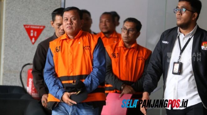 
 KPK Tetapkan Bupati Kuansing Suhardiman Amby Tersangka Dugaan Suap Jabatan Sekda