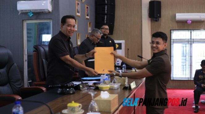 
 DPRD Meranti Terima Tiga Ranperda Pemkab, Fraksi Minta Perbaikan Pengelolaan Keuangan