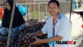 Foto : di Lapak pemilik penjual buah, Jarman  
