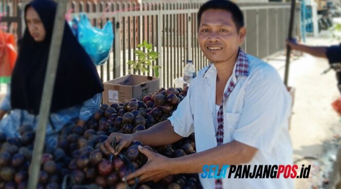 
 Foto : di Lapak pemilik penjual buah, Jarman  