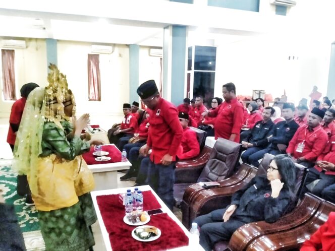 
 Sukri Buka Musancab PDI Perjuangan Meranti, Tekankan Pengabdian dan Siapkan Bibit Aren Gratis untuk Kader