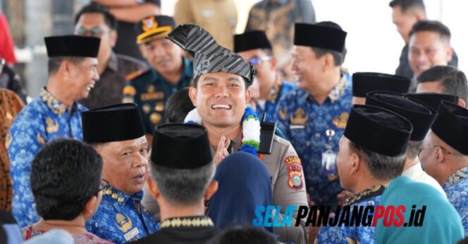 
 Disambut Adat Melayu, AKBP Gede Prasetia Adi Sasmita Mulai Bertugas sebagai Kapolres Kepulauan Meranti