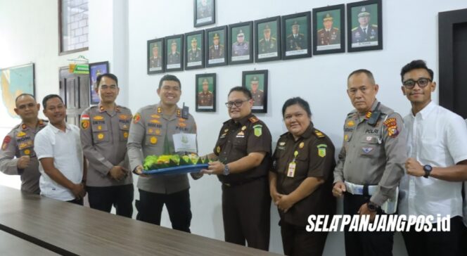 
 Hari Bhakti Adhyaksa, Kapolres Meranti Bawa Tumpeng ke Kejari