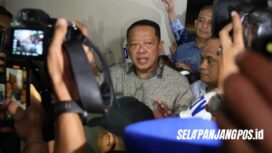Eks Jampidsus Febrie Adriansyah,Saat keluar gedung Utama Kejaksaan Agung.