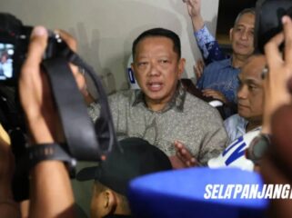 Eks Jampidsus Febrie Adriansyah,Saat keluar gedung Utama Kejaksaan Agung.
