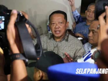 Eks Jampidsus Febrie Adriansyah,Saat keluar gedung Utama Kejaksaan Agung.