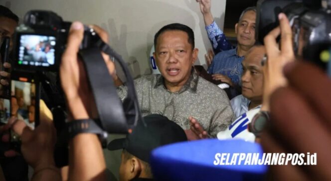 
 Eks Jampidsus Febrie Adriansyah,Saat keluar gedung Utama Kejaksaan Agung.
