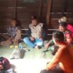 Petugas TIM SAR Meranti di kediaman rumah Selamat desa Maini (13/08/2026)