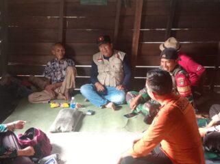 Petugas TIM SAR Meranti di kediaman rumah Selamat desa Maini (13/08/2026)
