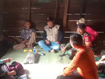 Petugas TIM SAR Meranti di kediaman rumah Selamat desa Maini (13/08/2026) 