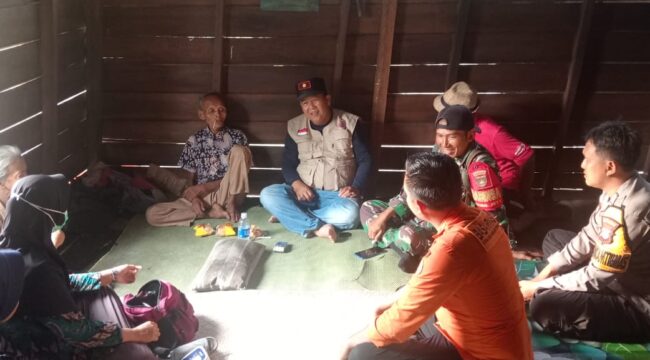 Petugas TIM SAR Meranti di kediaman rumah Selamat desa Maini (13/08/2026) 