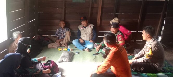 
 Petugas TIM SAR Meranti di kediaman rumah Selamat desa Maini (13/08/2026) 