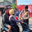 Sambut HUT RI, Satlantas Polres Meranti Bagikan Bendera Merah Putih kepada Pengendara