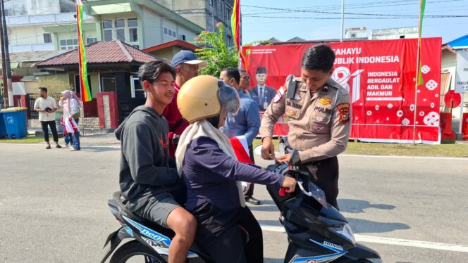
 Sambut HUT RI, Satlantas Polres Meranti Bagikan Bendera Merah Putih kepada Pengendara