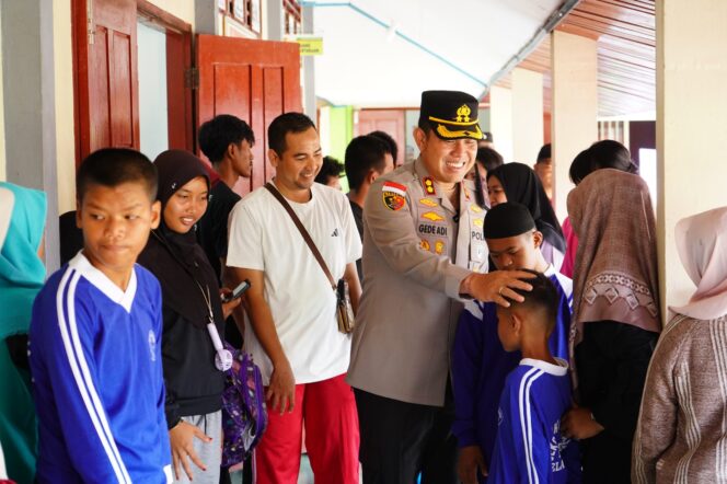 
 AKBP Gede Kapolres Meranti saat kunjungan Ke SLB Selatpanjang (18/08/2026) 
