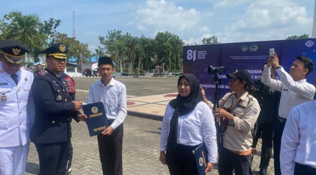 Penyerahan secara simbolis kepada narapidana oleh Kepala Lapas kelas IIB Selatpanjang Yopi (17/08/2026) 