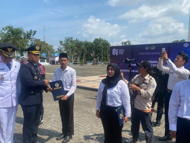 
 Penyerahan secara simbolis kepada narapidana oleh Kepala Lapas kelas IIB Selatpanjang Yopi (17/08/2026) 