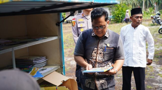 Tim Juri Kompolnas Awards 2026 saat meninjau langsung Program Perpustakaan Keliling yang diinisiasi Bhabinkamtibmas Desa Sendaur, Bripka Khairi, di MDA Darul Muttahidah, Desa Sendaur, Kecamatan Rangsang Pesisir, Selasa (18/8/2026).