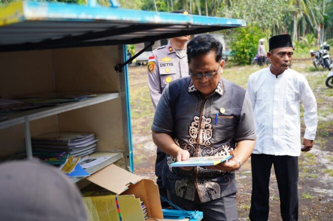 
 Tim Juri Kompolnas Awards 2026 saat meninjau langsung Program Perpustakaan Keliling yang diinisiasi Bhabinkamtibmas Desa Sendaur, Bripka Khairi, di MDA Darul Muttahidah, Desa Sendaur, Kecamatan Rangsang Pesisir, Selasa (18/8/2026).