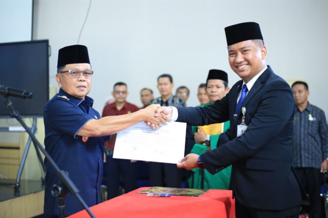 
 Bupati Asmar Lantik 42 Pejabat, Minta Segera Beradaptasi dengan Tugas Baru