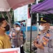 Polres Meranti Bagikan Masker, Warga Diimbau Waspadai Kabut Asap