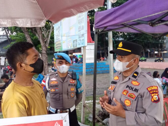 
 Polres Meranti Bagikan Masker, Warga Diimbau Waspadai Kabut Asap