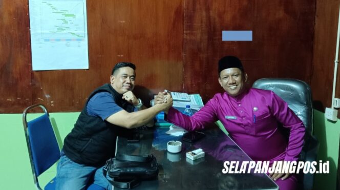 
 Foto : Ketua PWMOI Kepulauan Meranti Edi Hasibuan, dan Kadis Perkimtan-LH Agustiono