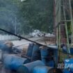 Sejumlah drum berisi material minyak untuk kebutuhan proses produksi hotmix terlihat berada di tepi jalan lokasi proyek peningkatan Jalan Panggaram, Kelurahan Selatpanjang Kota, Kecamatan Tebing Tinggi, Kepulauan Meranti, Senin (05/8/2026).