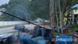 Sejumlah drum berisi material minyak untuk kebutuhan proses produksi hotmix terlihat berada di tepi jalan lokasi proyek peningkatan Jalan Panggaram, Kelurahan Selatpanjang Kota, Kecamatan Tebing Tinggi, Kepulauan Meranti, Senin (05/8/2026).