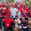 Anggota DPRD Kota Pekanbaru dari Fraksi Golkar, Syafri Syarif, SE, turut melepas kegiatan jalan santai yang digelar warga di halaman Pos Layanan Terpadu RW 24, Ahad (16/8/2026).