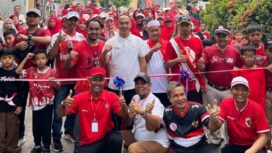 Anggota DPRD Kota Pekanbaru dari Fraksi Golkar, Syafri Syarif, SE, turut melepas kegiatan jalan santai yang digelar warga di halaman Pos Layanan Terpadu RW 24, Ahad (16/8/2026).