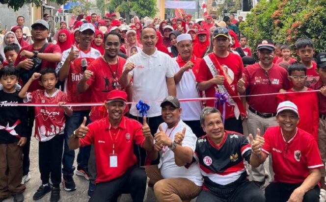 
 Anggota DPRD Kota Pekanbaru dari Fraksi Golkar, Syafri Syarif, SE, turut melepas kegiatan jalan santai yang digelar warga di halaman Pos Layanan Terpadu RW 24, Ahad (16/8/2026).
